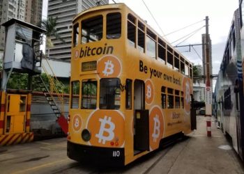 Quảng cáo Bitcoin được dán khắp các xe điện ở Hồng Kông và gần các ngân hàng