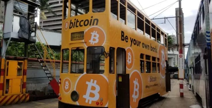 Quảng cáo Bitcoin được dán khắp các xe điện ở Hồng Kông và gần các ngân hàng
