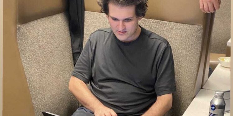 Sam Bankman-Fried vào phòng chờ, bay hạng thương gia về nhà sau khi tại ngoại